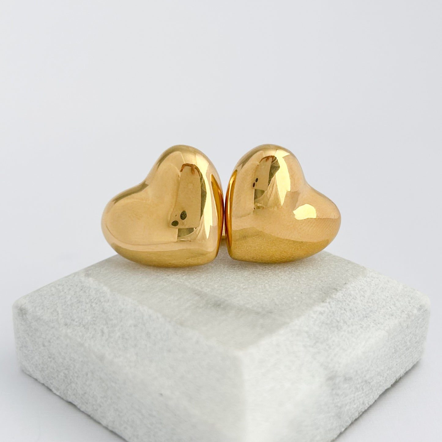 Heart shaped Earrings in 18K Gold