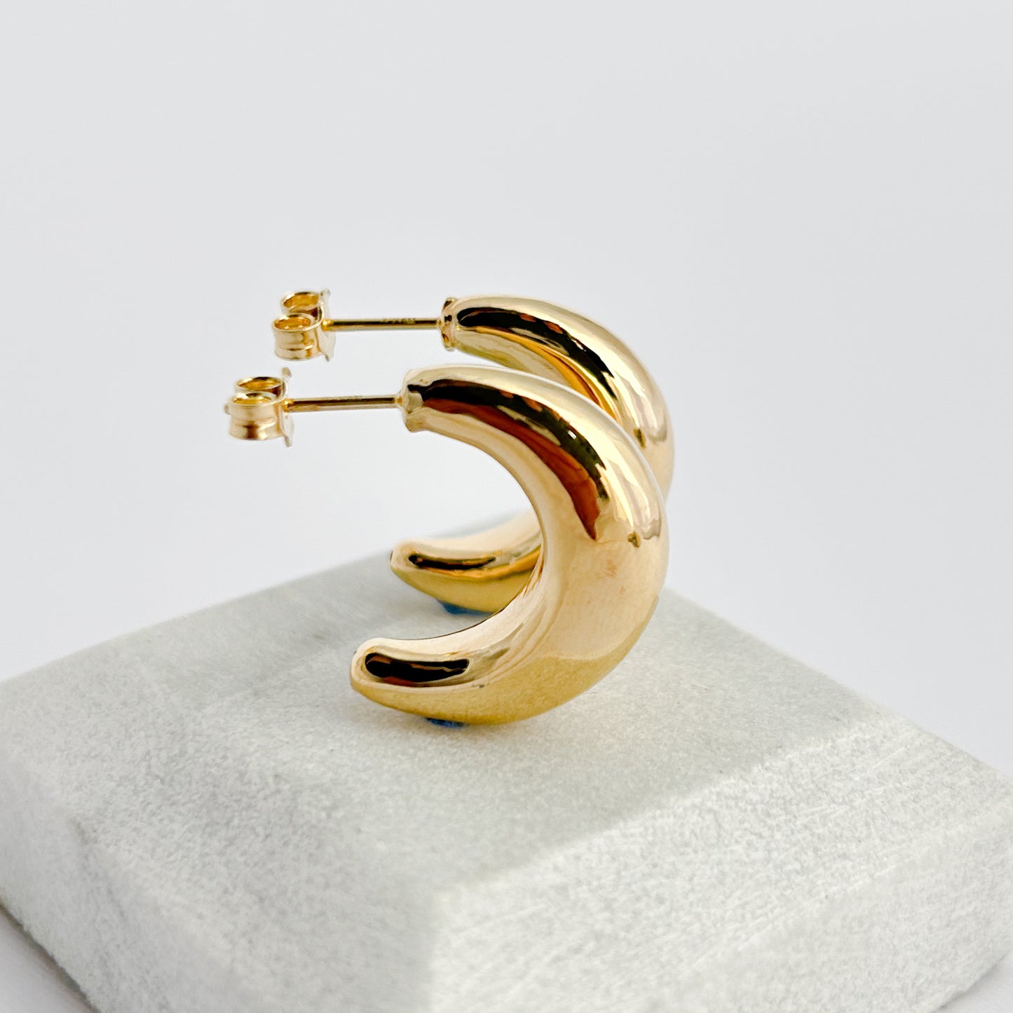 Moon-shaped Earrings in 18K Gold