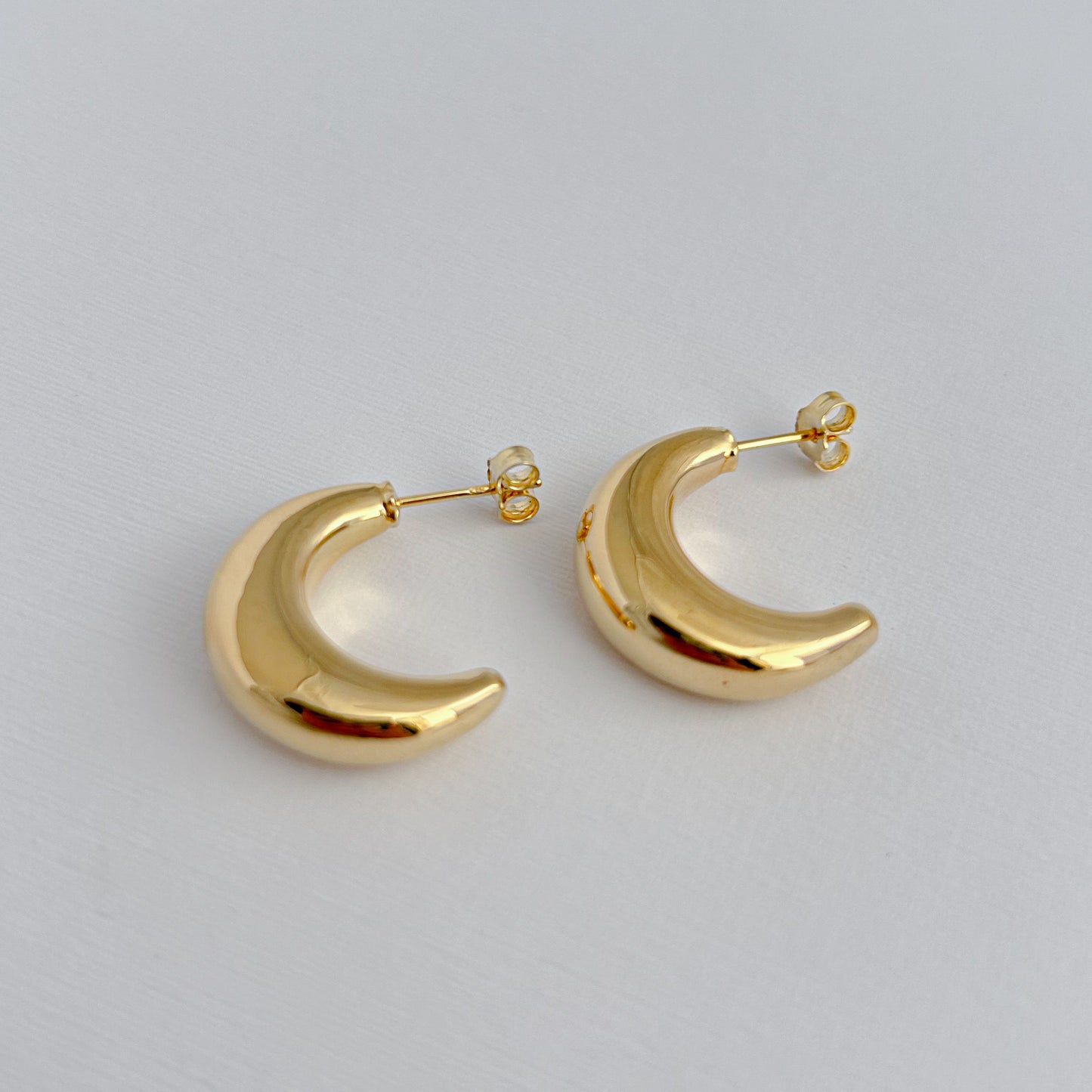Moon-shaped Earrings in 18K Gold