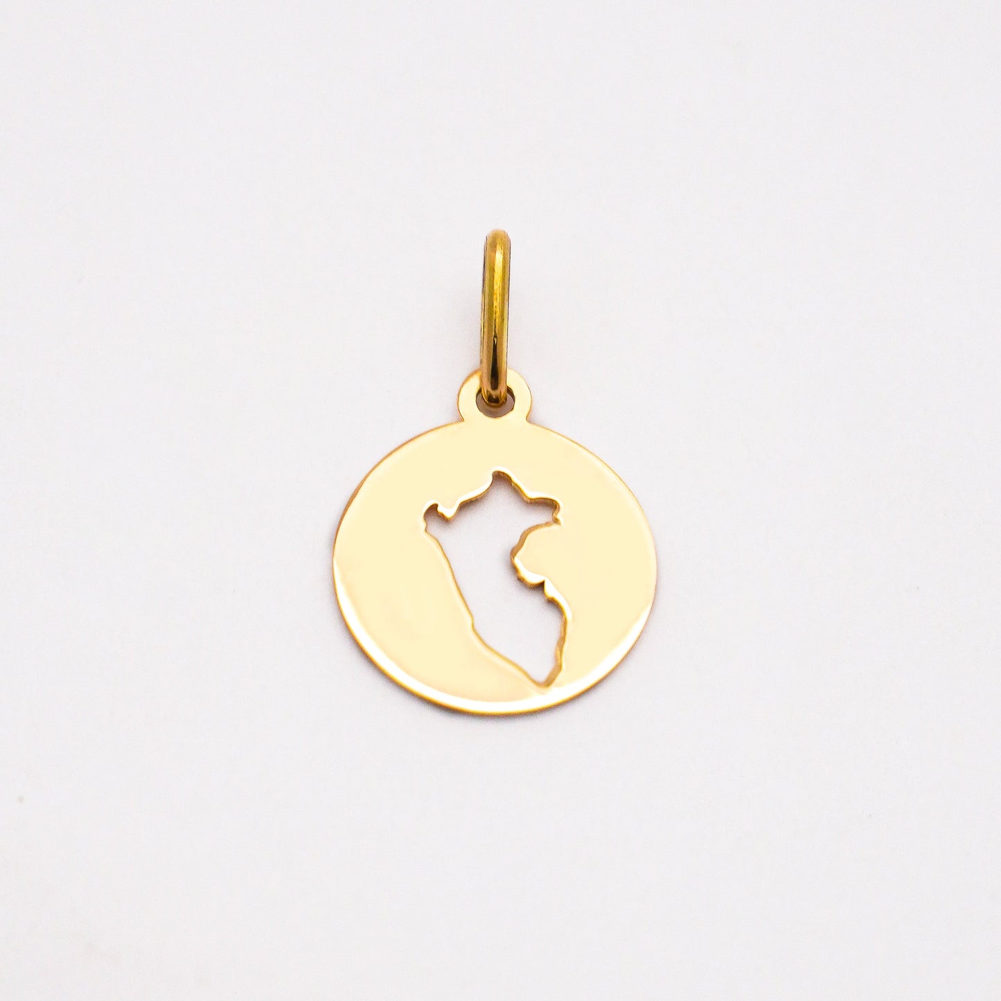 Round Peru Map Pendant in 18K Gold