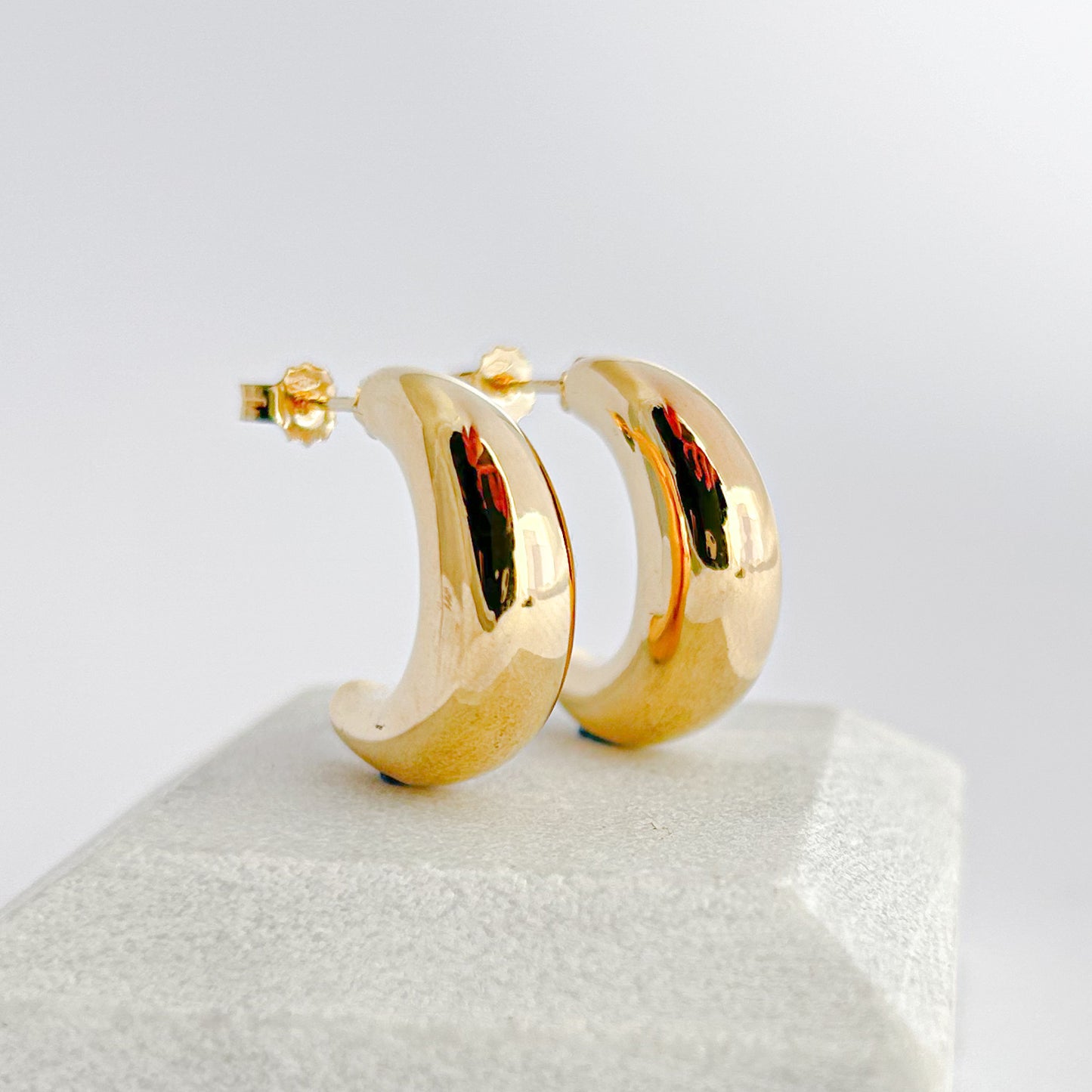 Moon-shaped Earrings in 18K Gold