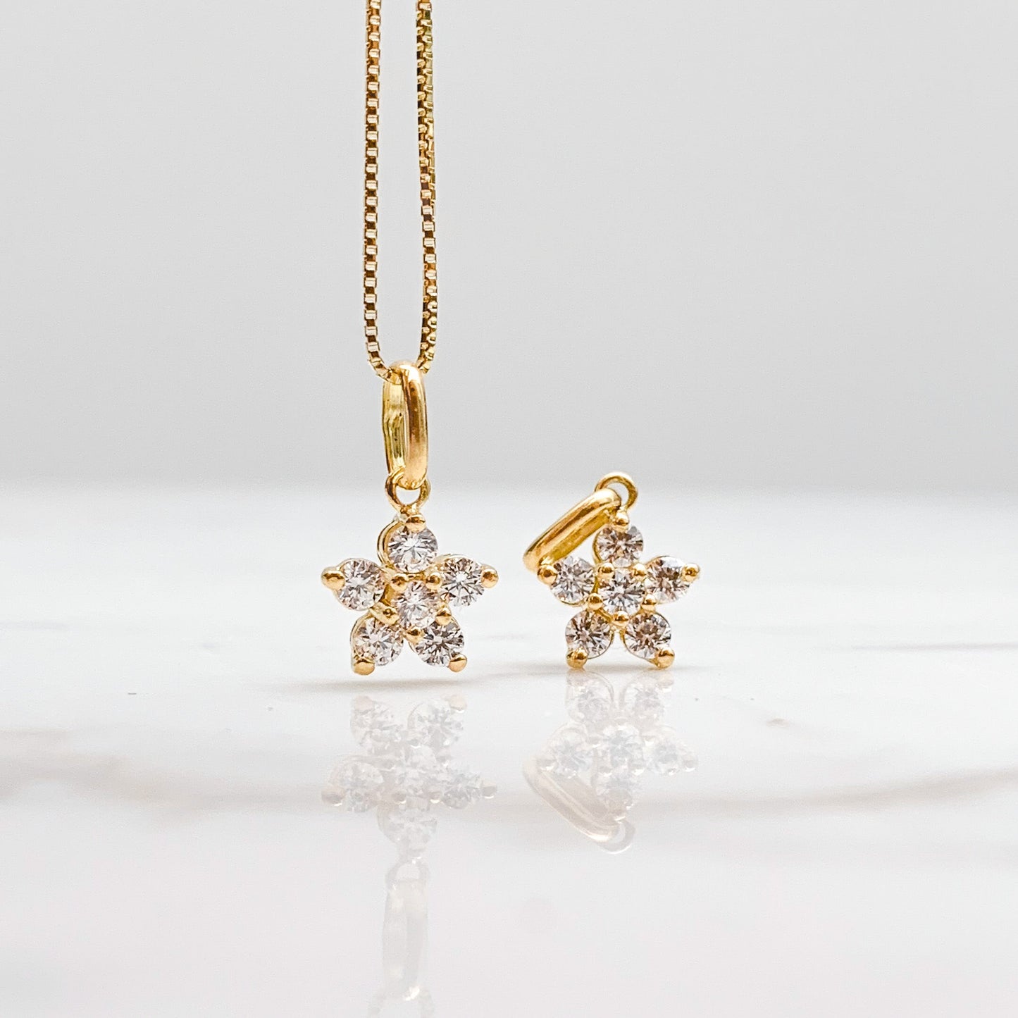 Rosette Pendant in 18K Gold