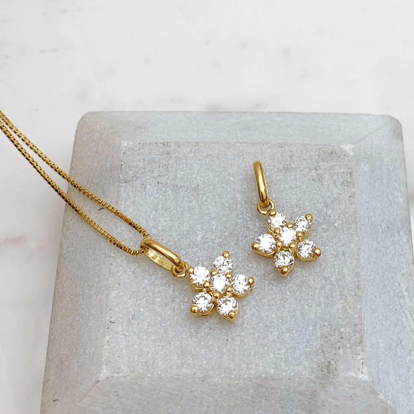 Rosette Pendant in 18K Gold