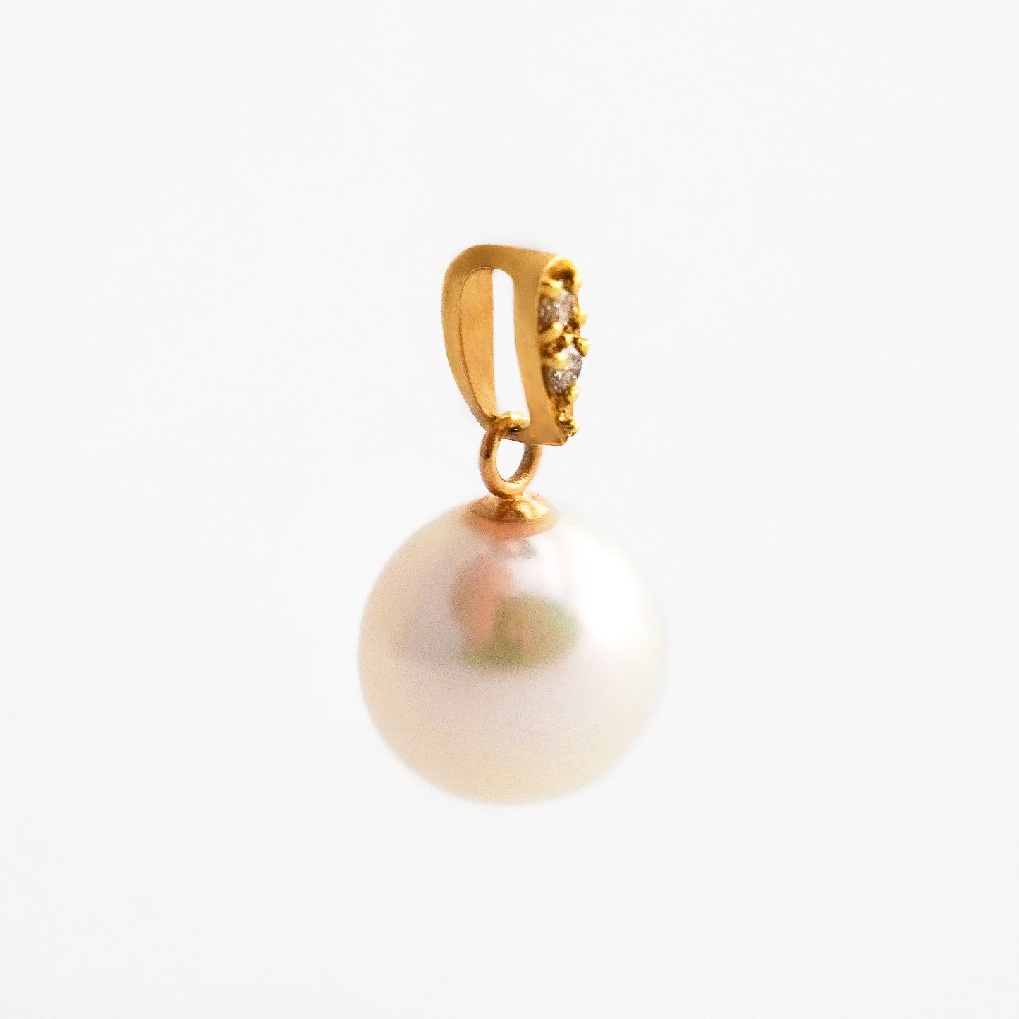 Akoya Pearl and Natural Diamond Pendant in 18K Gold
