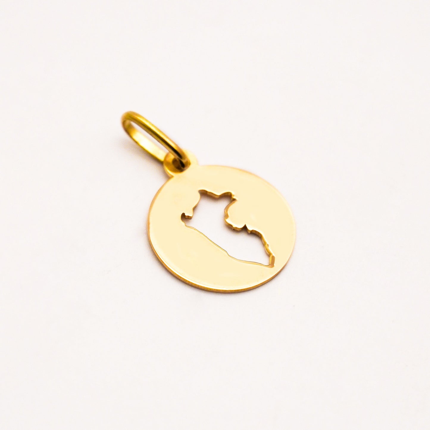 Round Peru Map Pendant in 18K Gold