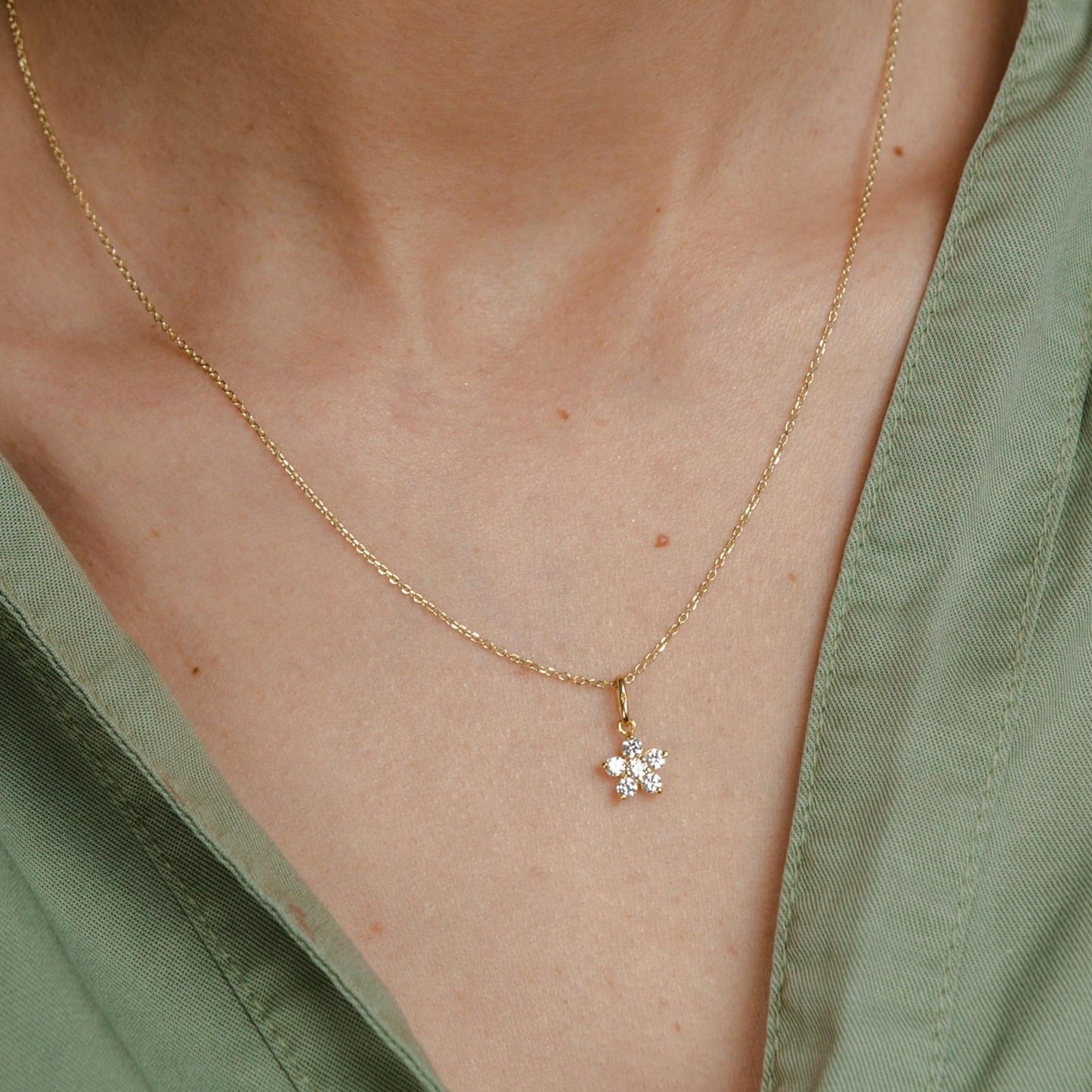 Rosette Pendant in 18K Gold