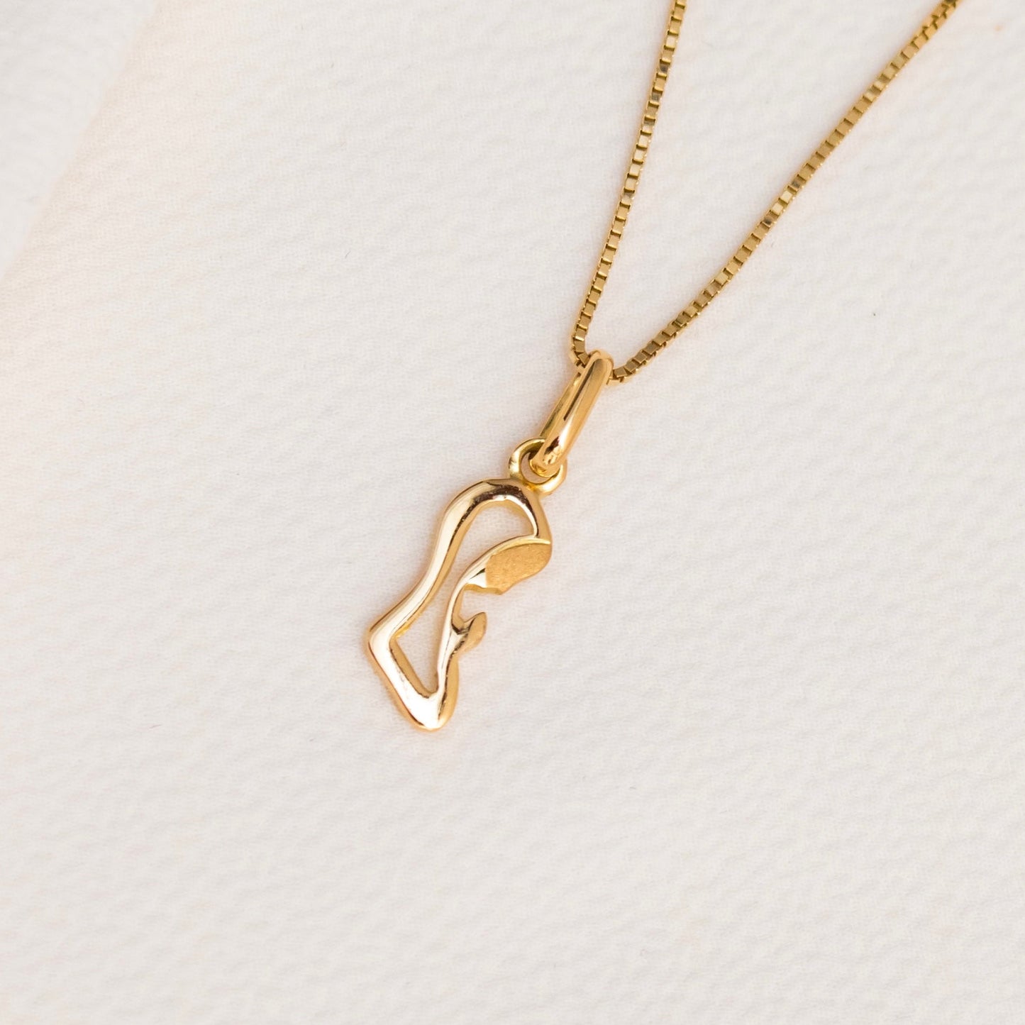 Virgin Mary Pendant in 18K Gold