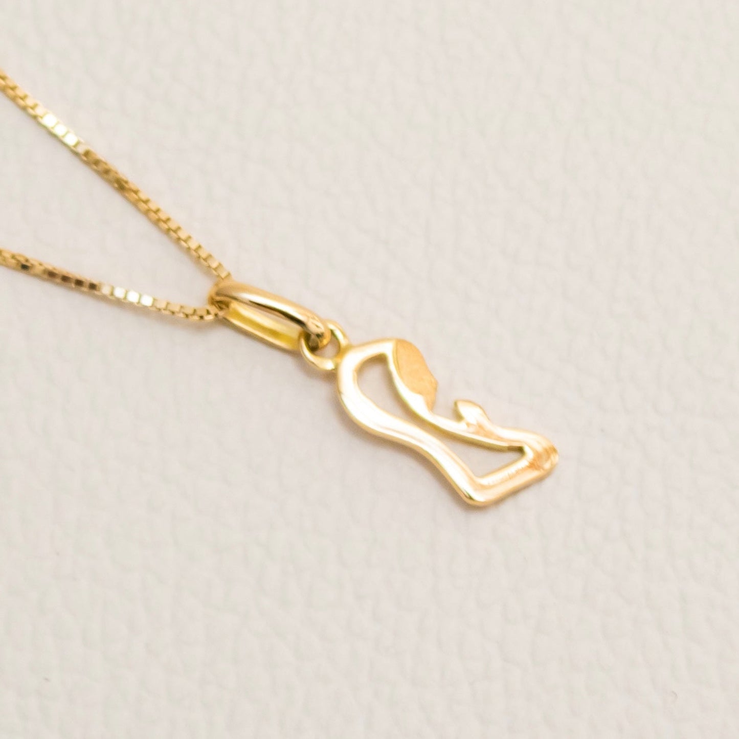 Virgin Mary Pendant in 18K Gold